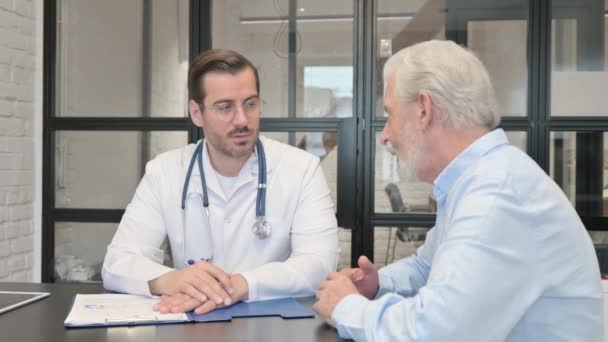 Gamle Man Med Nacksmärta Konsultera Ortopedisk Läkare — Stockvideo