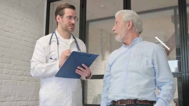 Nepříjemný Starý Pacient Diskuse Zdravotních Problémech Lékařem — Stock video