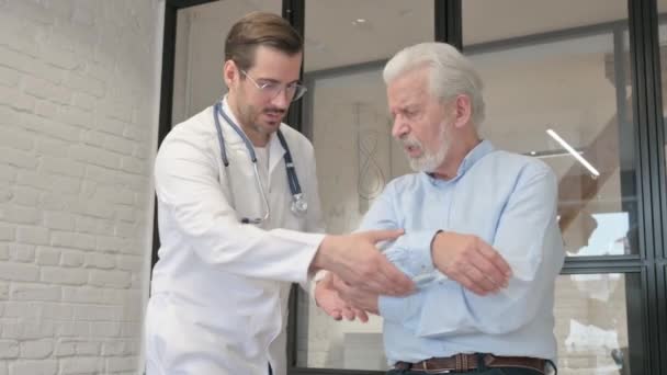 Médico Ortopédico Verificando Cotovelo Velho Tratamento — Vídeo de Stock