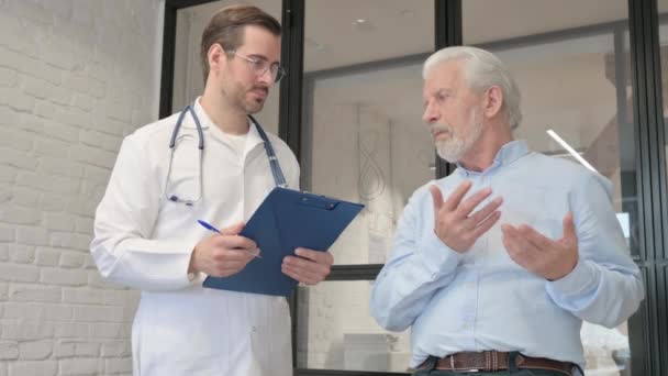Homem Velho Com Dor Peito Consultando Médico — Vídeo de Stock
