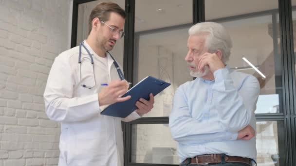 Endişeli Yaşlı Adam Hastayla Kötü Haberleri Paylaşan Doktora Yardım Ediyorum — Stok video
