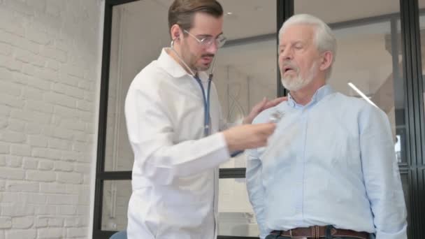 Stetoskop Auscultation Ile Eski Hastayı Dinleyen Doktor — Stok video
