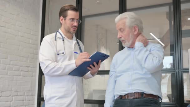 Ortopedický Lékař Poradit Starý Muž Bolestí Šíje — Stock video