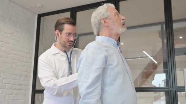 Γιατρός Κάνει Ausculation Του Παλαιού Ασθενούς Στηθοσκόπιο — Αρχείο Βίντεο