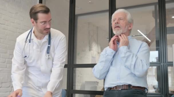 Médecin Vérification Des Amygdales Vieux Patient Clinique — Video