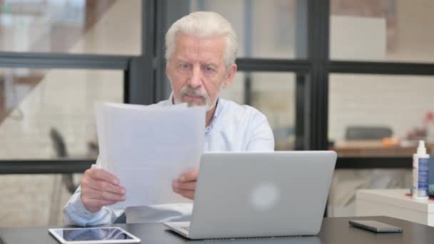 Velho Empresário Celebrando Usar Laptop Documentos — Vídeo de Stock