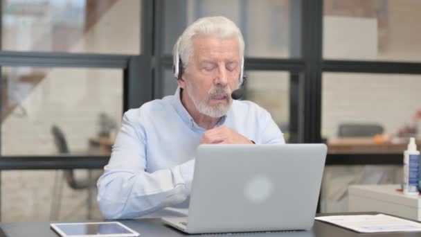 Hombre Viejo Con Auriculares Haciendo Chat Vídeo Ordenador Portátil Centro — Vídeo de stock