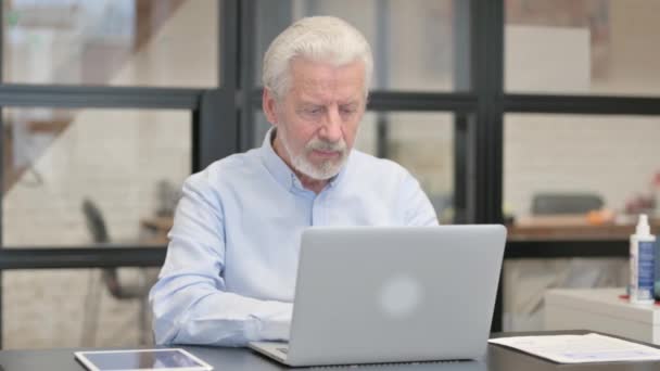 Ofisteki Laptop Çalışırken Kameraya Gülümseyen Eski Adamı — Stok video