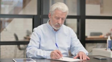 Ofiste Belgeler Üzerinde Çalışan Eski İşadamı