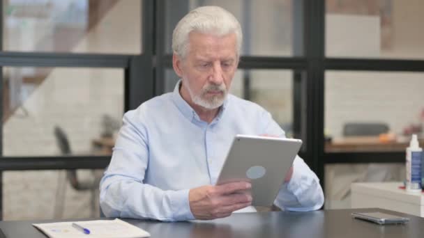 Παλιά Επιχειρηματίας Χρησιμοποιώντας Ψηφιακή Tablet Στο Γραφείο — Αρχείο Βίντεο