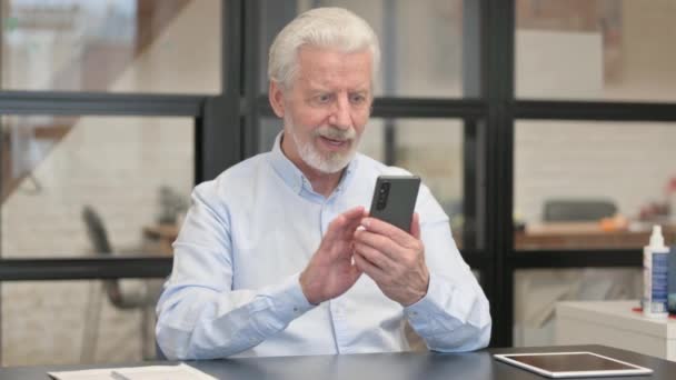 Stary Biznesmen Świętuje Sukces Przez Telefon Biurze — Wideo stockowe