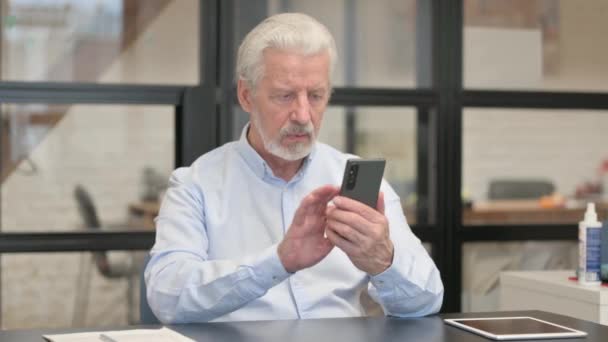 Alter Geschäftsmann Schockiert Über Verlust Seines Telefons Büro — Stockvideo
