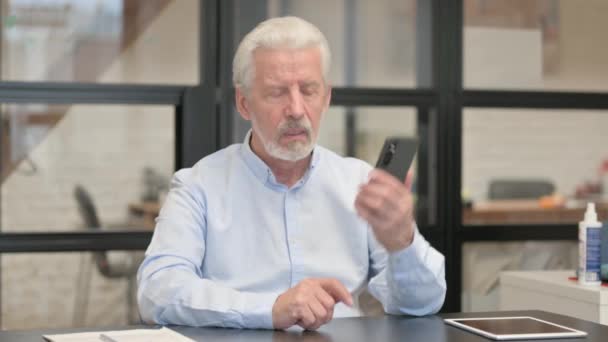 Stary Biznesmen Rozmowa Przez Telefon Biurze — Wideo stockowe