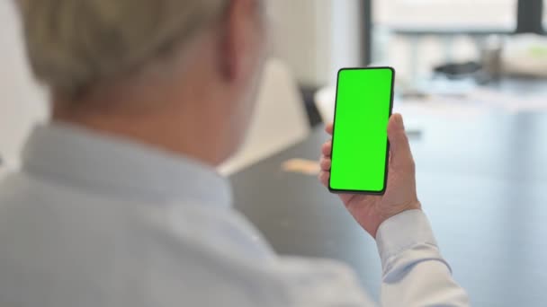 Alter Geschäftsmann Benutzt Telefon Mit Grünem Bildschirm — Stockvideo