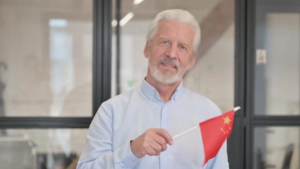 Retrato Velho Empresário Sênior Acenando Bandeira Chinesa — Vídeo de Stock