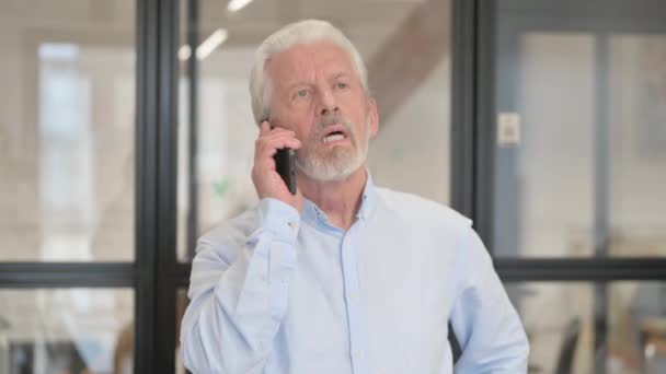 Yaşlı Adamının Portresi Telefonda Konuşuyor — Stok video
