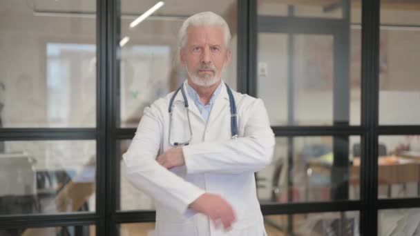 Portrét Staršího Doktora Stojícího Nemocnici — Stock video
