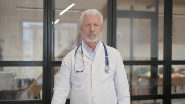 Älterem Arzt Krankenhaus Die Einweisung Verweigern — Stockvideo
