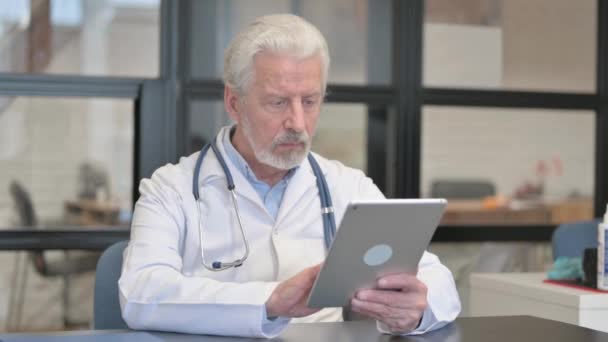 Médico Sênior Usando Tablet Digital Para Trabalho — Vídeo de Stock
