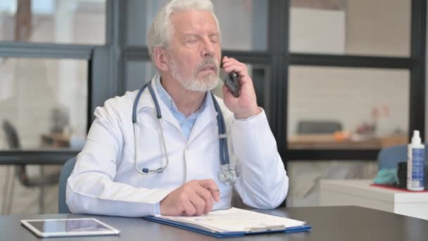 Senior Doctor Talking Phone Patient — Stock Video
