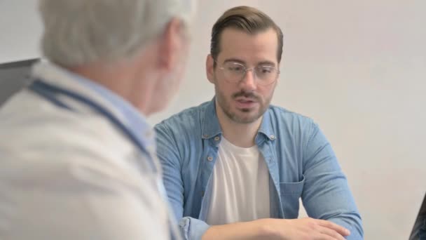 Gros Plan Sur Conversation Entre Patient Médecin Principal — Video