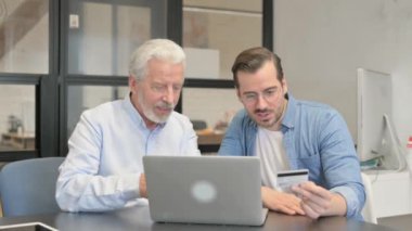 Ofisteki Çevrimiçi Ödeme Sorunu Yaşlı ve Genç Adam 'ı Üzdü