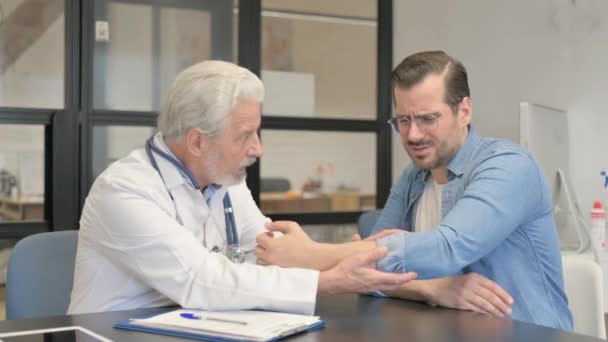 Överordnad Ortopedisk Läkare Kontroll Man Med Armbåge Smärta — Stockvideo