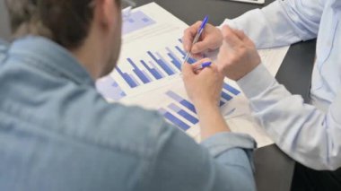 Ofiste Evrak İşi Yapan İş Adamları Bakış Açısı