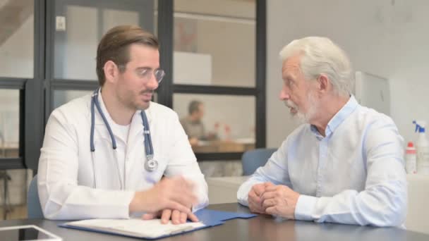 Viejo Con Dolor Cuello Hablando Con Médico Ortopédico — Vídeo de stock