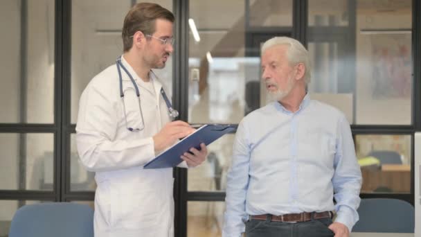Velho Paciente Discutindo Questões Saúde Com Médico — Vídeo de Stock