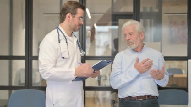 Göğüs Ağrısı Olan Yaşlı Adam Bir Doktora Danışmanlık Yapıyor — Stok video