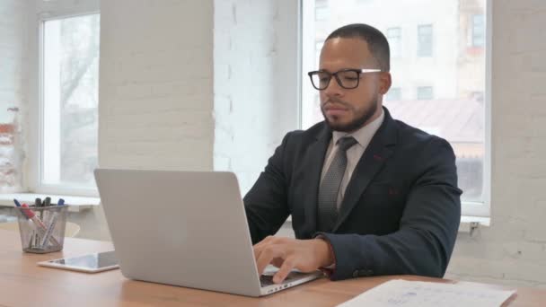Mieszany Biznesmen Wyścigowy Pracujący Laptopie Biurze — Wideo stockowe