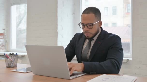 Pensive Mixed Race Бізнесмен Робота Ноутбуці — стокове відео