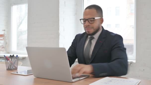 Mieszane Race Businessman Mając Ból Pleców Biurze — Wideo stockowe
