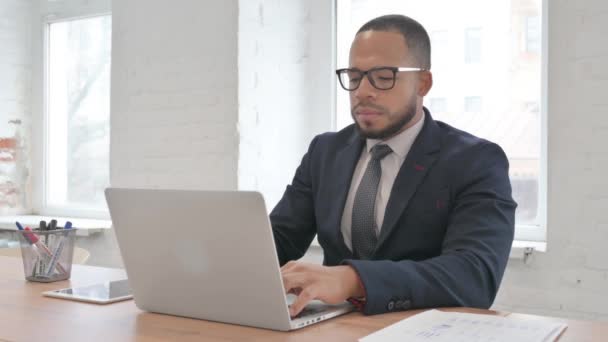 Kaszel Mieszane Race Businessman Korzystanie Laptopa Biurze — Wideo stockowe