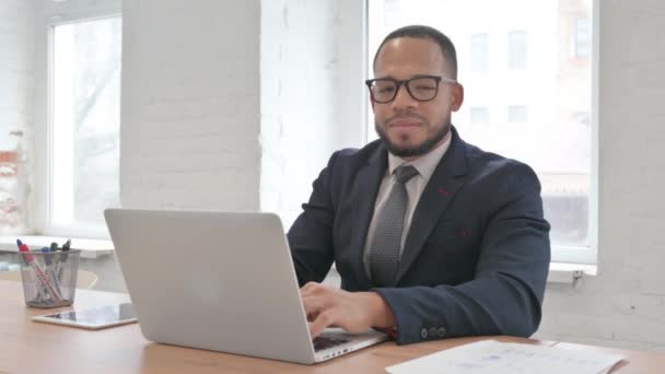 Thumbs Mixed Race Businessman Χρήση Laptop — Αρχείο Βίντεο