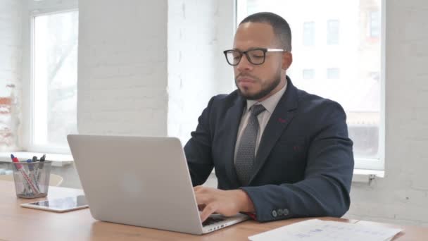 Geschäftsmann Mit Gemischter Rasse Lehnt Laptop Büro — Stockvideo