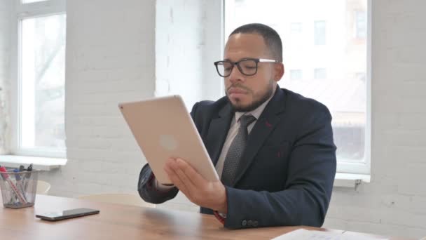 Mieszane Race Businessman Korzystanie Tabletu Cyfrowego Biurze — Wideo stockowe