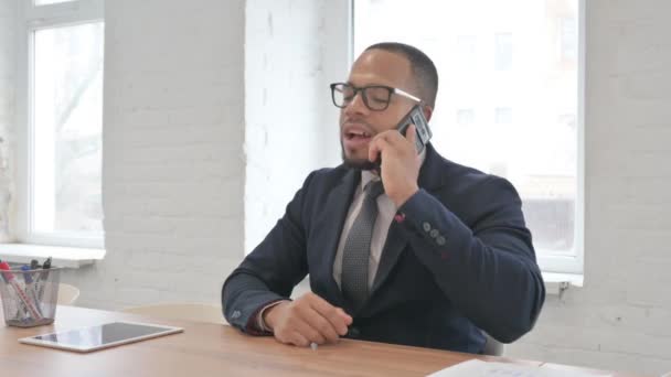 Mixed Race Empresário Falando Por Telefone Escritório — Vídeo de Stock