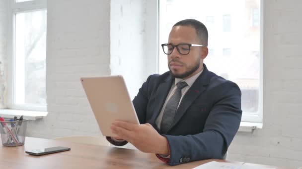 Mieszane Race Businessman Świętowanie Sukcesu Tablecie Biurze — Wideo stockowe