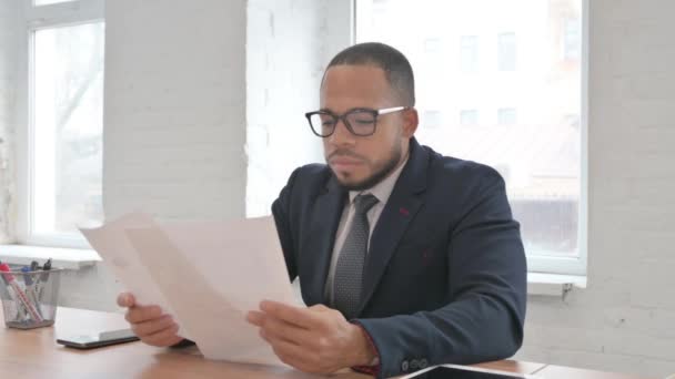 Mieszane Race Businessman Czytanie Dokumentów Pracy — Wideo stockowe