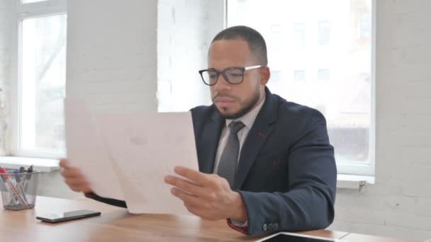 Mixed Race Empresário Celebrando Usar Laptop Documentos — Vídeo de Stock