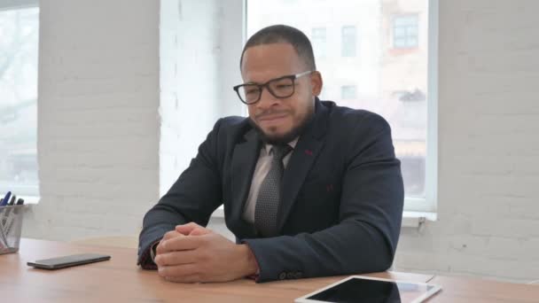 Бизнесмен Смешанными Расовыми Предпочтениями Тесне Чувствует Себя Разочарованным Должности — стоковое видео