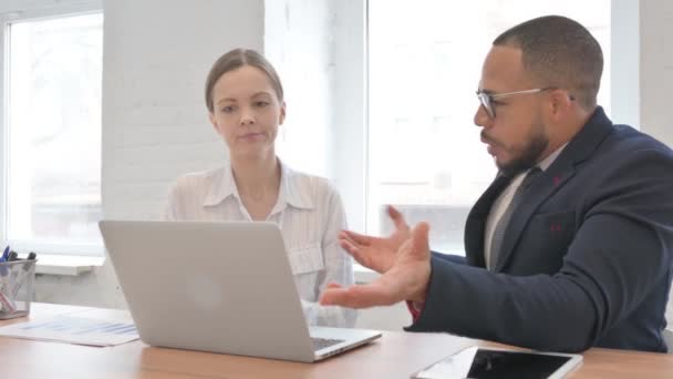 Empresário Irritado Conversando Com Mulher Negócios Tendo Argumento — Vídeo de Stock