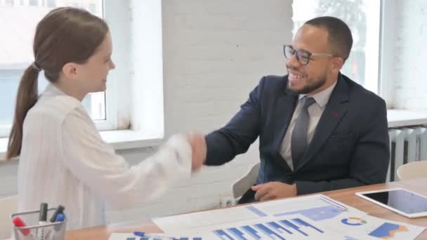 Nadšené Smíšené Rasy Podnikatelé Podávání Rukou Dohodě — Stock video
