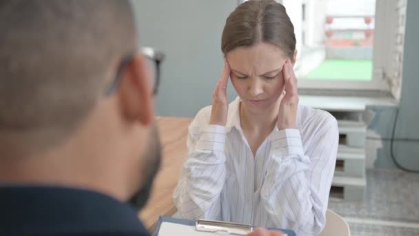 Empörte Frau Mit Kopfschmerzen Während Sie Der Sitzung Mit Dem — Stockvideo