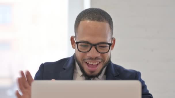 Close African Businessman Czatowanie Online Laptopie — Wideo stockowe