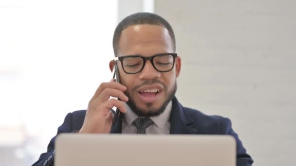 Zbliżenie Mieszane Race Businessman Mówienie Przez Telefon Pracy — Wideo stockowe