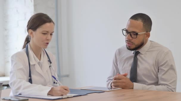 女性医師が患者と話している間の治療 — ストック動画