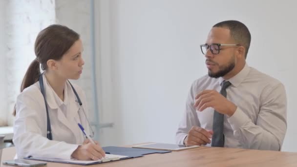 Hombre Con Dolor Cuello Consultando Una Doctora — Vídeos de Stock